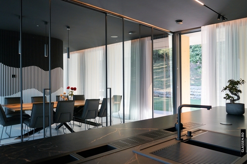 images/Usi_interior_sticla_glisante_atmo_sincron_glassen_negru__1.jpg